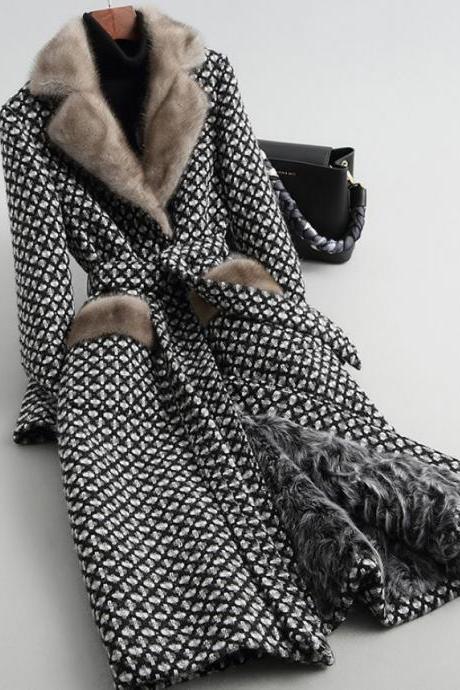 Fashion Plaid Trench Coats for Women Black Houndstooth Designer Luxury Black Overcoats Wool Full Fur Lining Free Designer Brooch