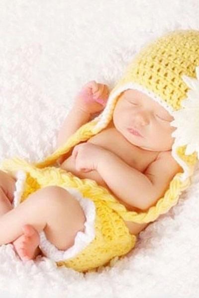Rsslyn Matching Set Yellow Baby Hats with Crocheted Diaper Props